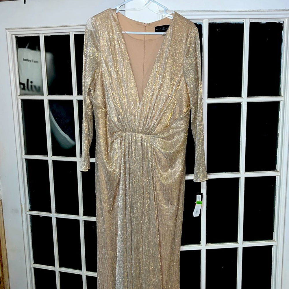 18 W gold metallic full length dress. Never worn.